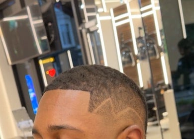 A sharp haircut with design at Hdcutz Leo, London, England, GB, showcasing modern barber techniques.