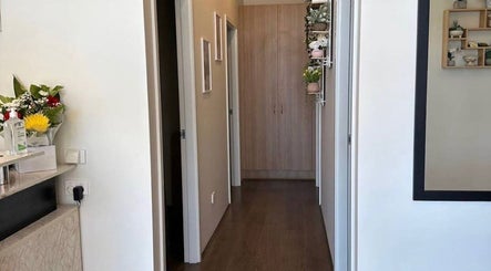 Agape Massage大厅，位于西澳大利亚Beldon，装饰优雅，植物增添自然氛围。