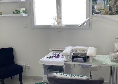 Espace manucure lumineux à Mam’zelle & Elle à La Ferté-saint-cyr, Centre-val De Loire, FR.