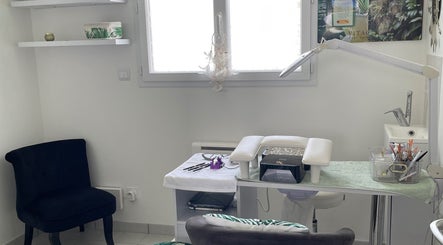 Espace manucure lumineux à Mam’zelle & Elle à La Ferté-saint-cyr, Centre-val De Loire, FR.