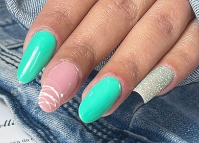 Ongles manucurés avec vernis vert et motif unique chez Mam’zelle & Elle, La Ferté-saint-cyr, Centre-val De Loire, FR.