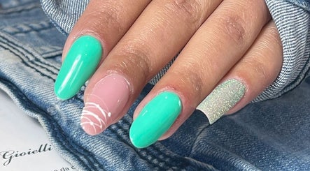 Ongles manucurés avec vernis vert et motif unique chez Mam’zelle & Elle, La Ferté-saint-cyr, Centre-val De Loire, FR.