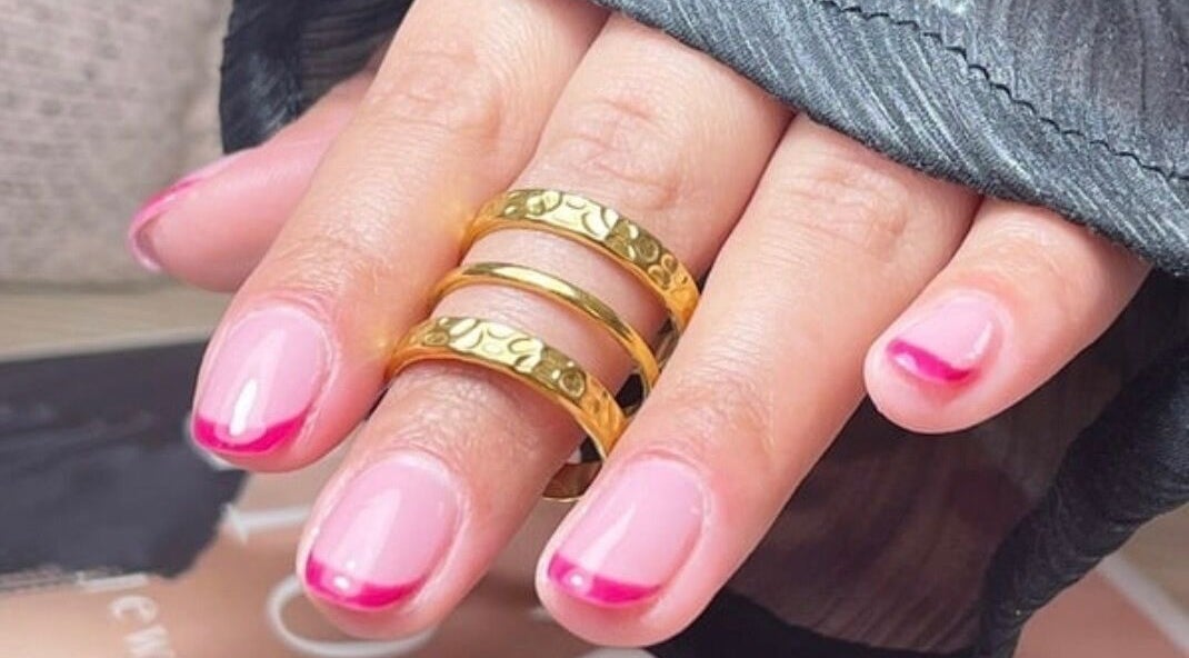 Manucure élégante avec vernis rose à Mam’zelle & Elle, La Ferté-saint-cyr, Centre-val De Loire, FR.