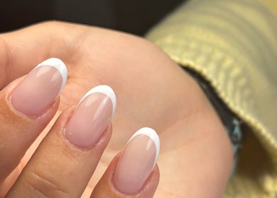 Unhas francesas elegantes no Beatriz BBeauty Nails em Setúbal, Setúbal, PT. Estilo clássico e sofisticado.