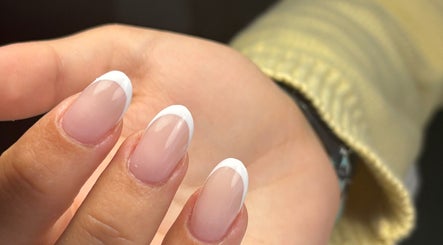 Unhas francesas elegantes no Beatriz BBeauty Nails em Setúbal, Setúbal, PT. Estilo clássico e sofisticado.