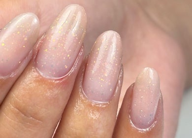 Close-up de unhas elegantes com brilho feitas por NailArtist Beatriz em Setúbal, Setúbal, PT.