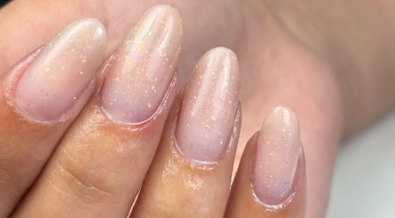 Close-up de unhas elegantes com brilho feitas por NailArtist Beatriz em Setúbal, Setúbal, PT.