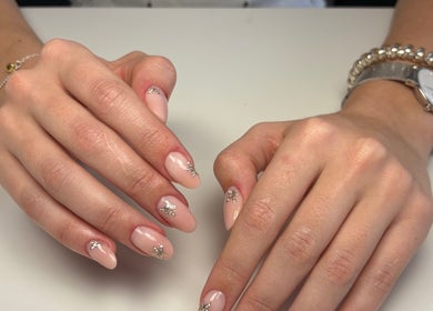 Mãos com unhas decoradas no NailArtist Beatriz, Setúbal, Setúbal, PT.