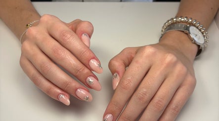Mãos com unhas decoradas no NailArtist Beatriz, Setúbal, Setúbal, PT.