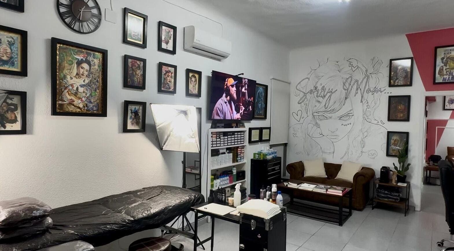 Interior del MRGRAPHICAS TATTOO STUDIO en Córdoba, Andalucía, ES, mostrando decoraciones y área de trabajo.