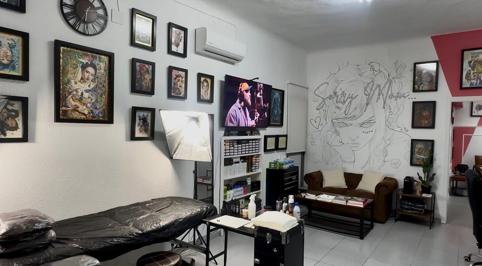 Interior del MRGRAPHICAS TATTOO STUDIO en Córdoba, Andalucía, ES, mostrando decoraciones y área de trabajo.