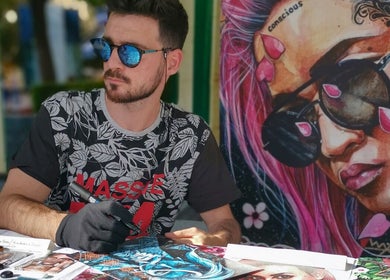 Artista en MRGRAPHICAS TATTOO STUDIO, Córdoba, Andalucía, ES, creando un diseño único.