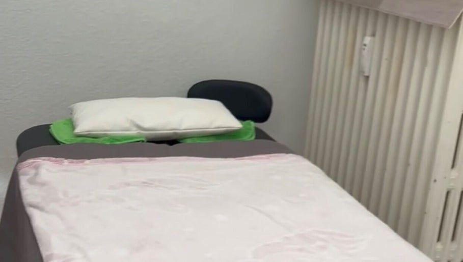 Massageliege in Wellness Massage Bergedorf, Hamburg, Hamburg, DE, bereit für entspannende Behandlungen.