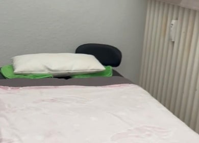 Massageliege in Wellness Massage Bergedorf, Hamburg, Hamburg, DE, bereit für entspannende Behandlungen.