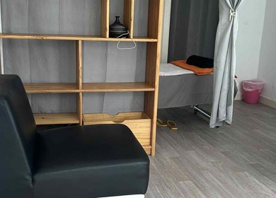 Gemütlicher Wartebereich bei Wellness Massage Bergedorf, Hamburg, Hamburg, DE mit Liege und Regal.