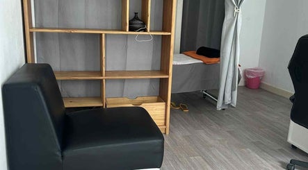 Gemütlicher Wartebereich bei Wellness Massage Bergedorf, Hamburg, Hamburg, DE mit Liege und Regal.