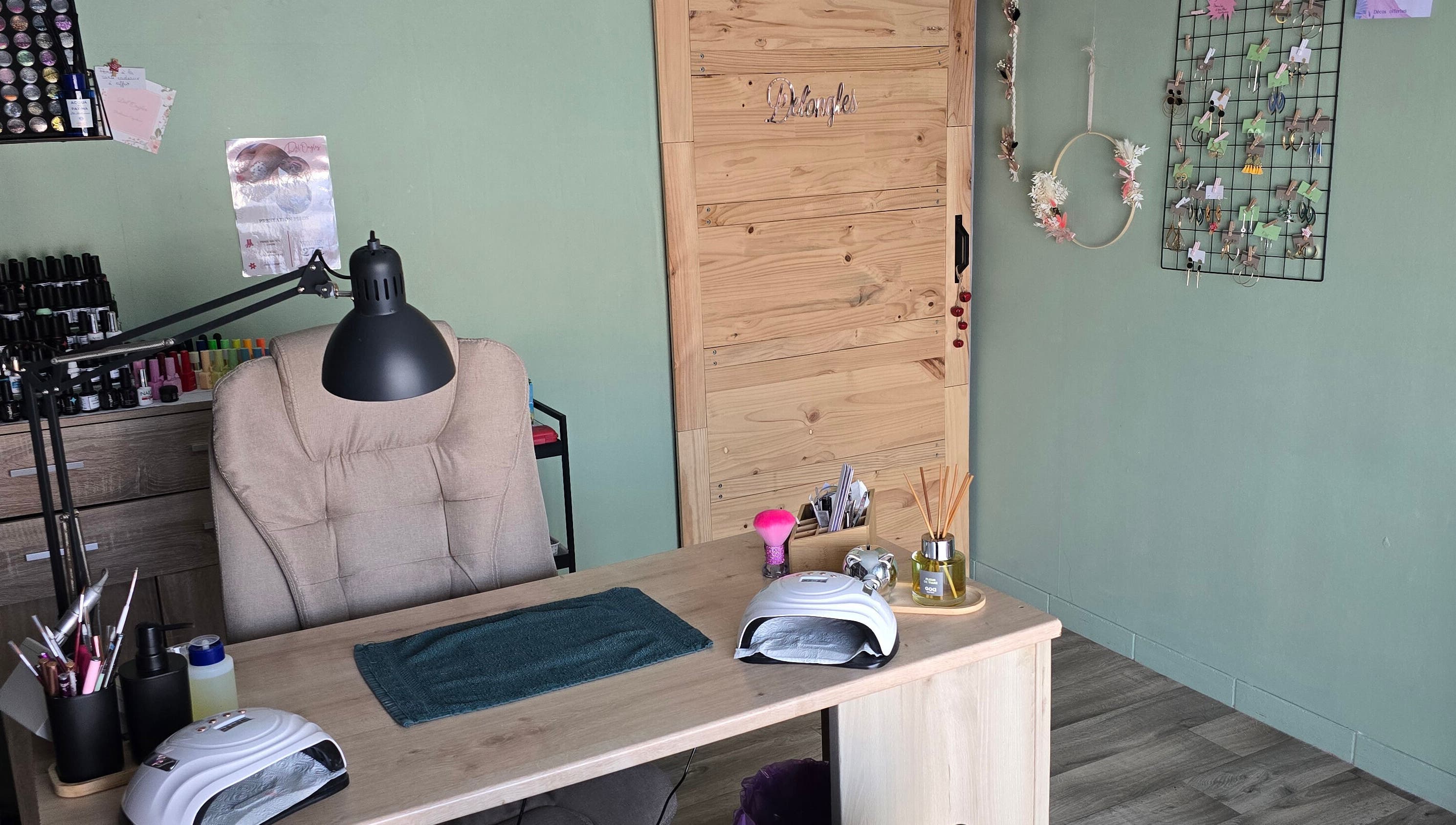 Bureau élégant de DEL'ONGLES à Fercé-sur-sarthe, Pays De La Loire, FR, pour soins de beauté.