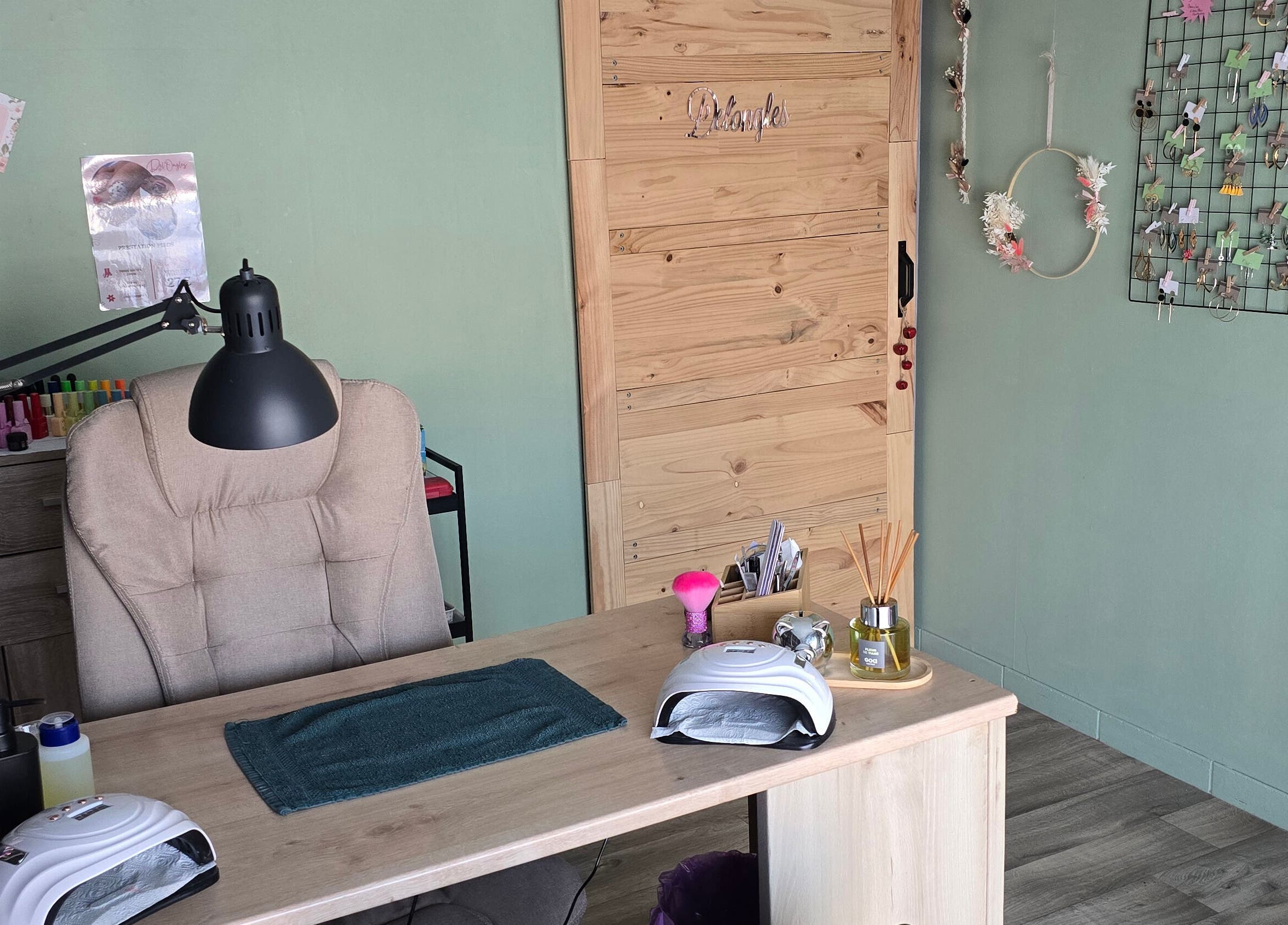 Bureau élégant de DEL'ONGLES à Fercé-sur-sarthe, Pays De La Loire, FR, pour soins de beauté.