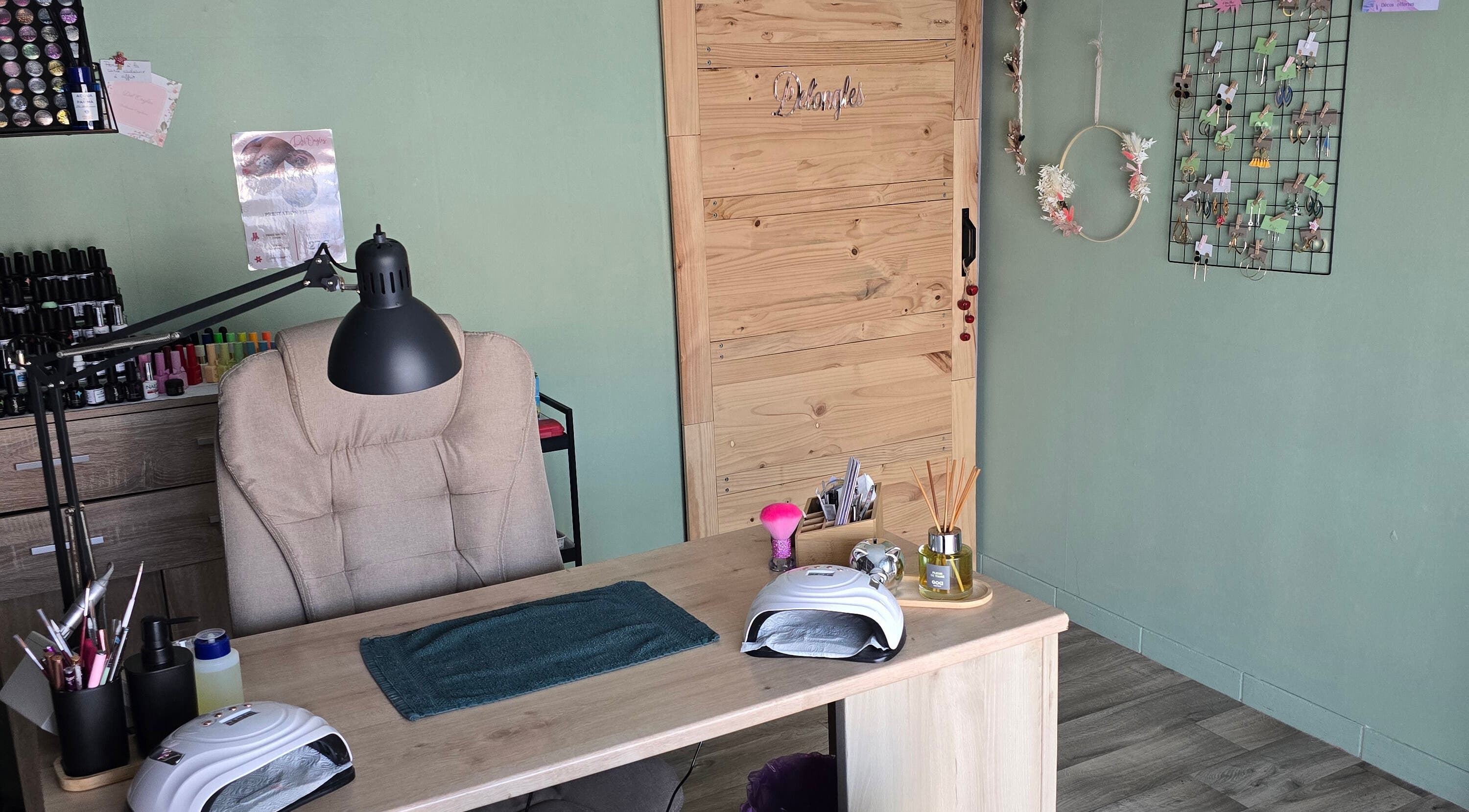 Bureau élégant de DEL'ONGLES à Fercé-sur-sarthe, Pays De La Loire, FR, pour soins de beauté.