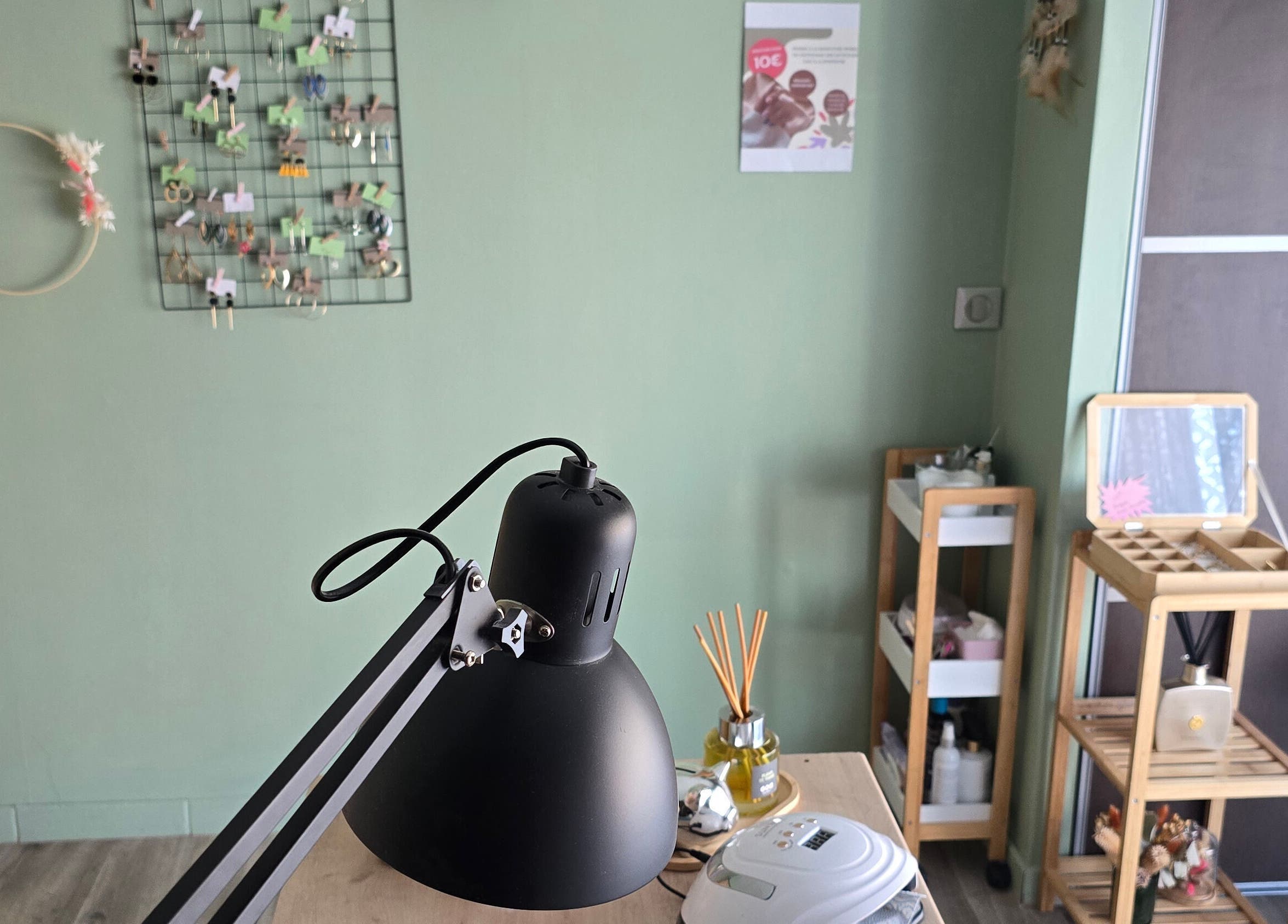 Intérieur de DEL'ONGLES à Fercé-sur-sarthe, décor élégant avec lampe noire et rangement en bois.