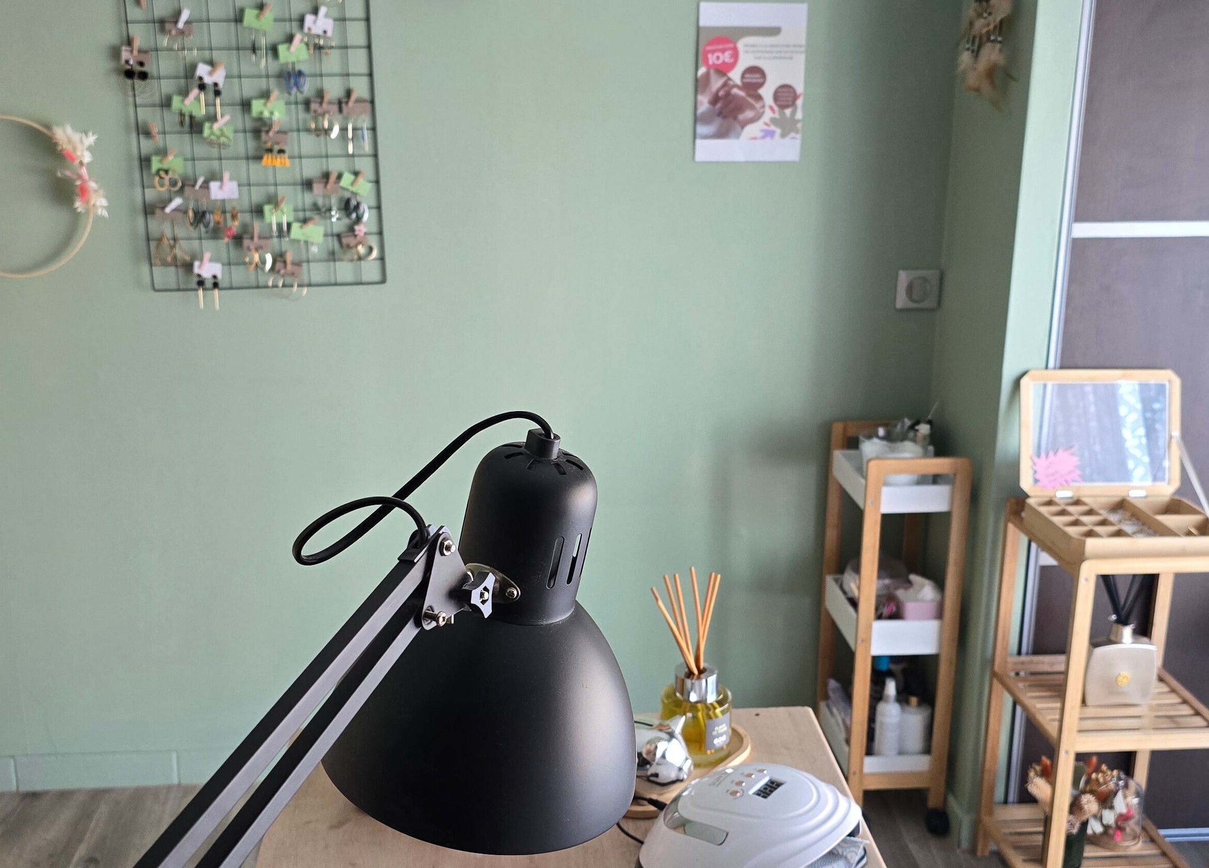 Intérieur de DEL'ONGLES à Fercé-sur-sarthe, décor élégant avec lampe noire et rangement en bois.