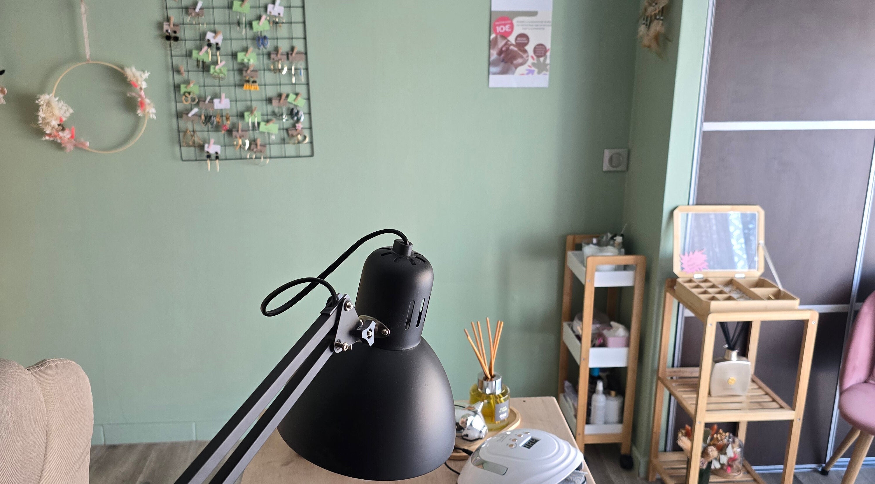 Intérieur de DEL'ONGLES à Fercé-sur-sarthe, décor élégant avec lampe noire et rangement en bois.
