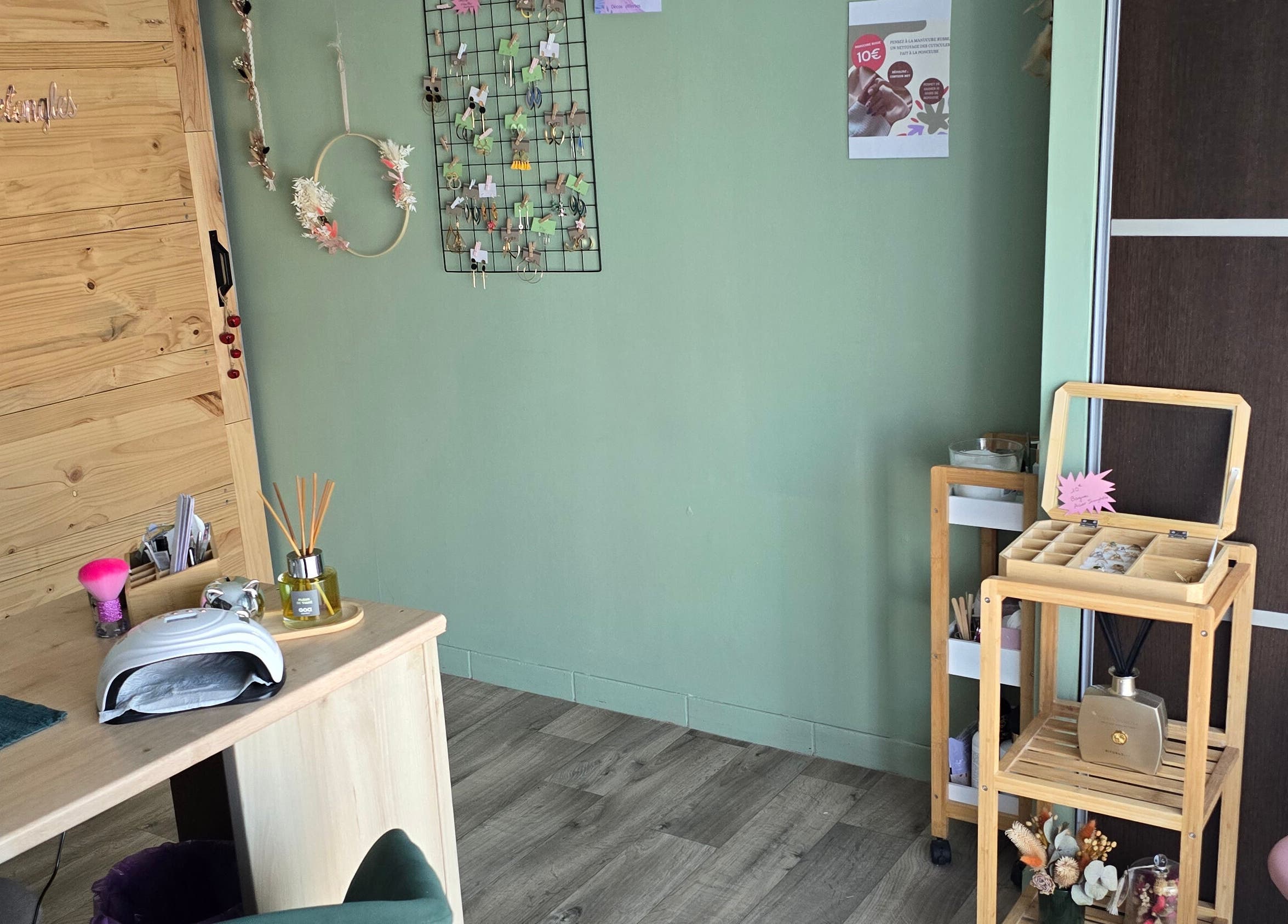 Intérieur de DEL'ONGLES à Fercé-sur-Sarthe, Pays De La Loire, FR, ambiance boisée et apaisante.