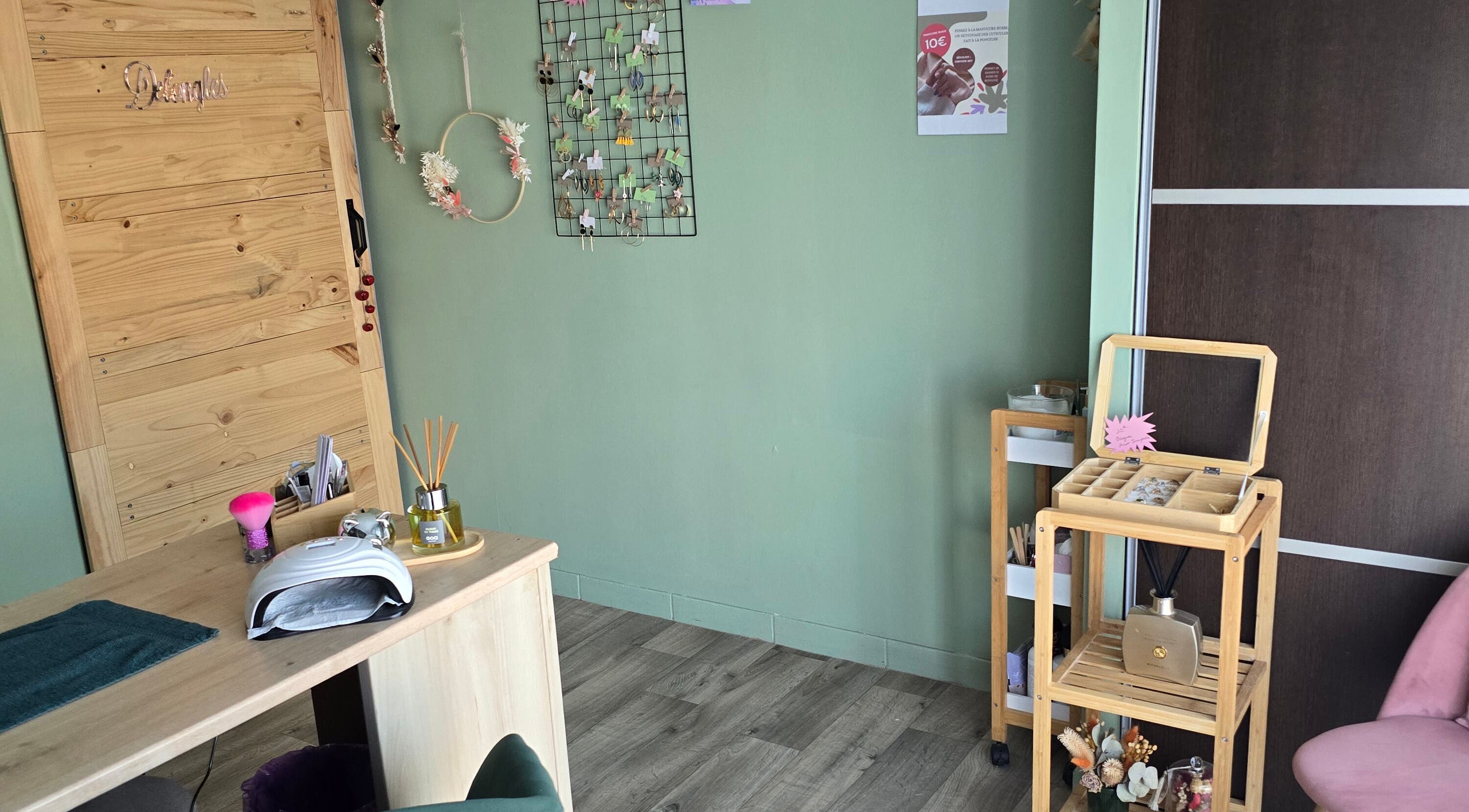 Intérieur de DEL'ONGLES à Fercé-sur-Sarthe, Pays De La Loire, FR, ambiance boisée et apaisante.