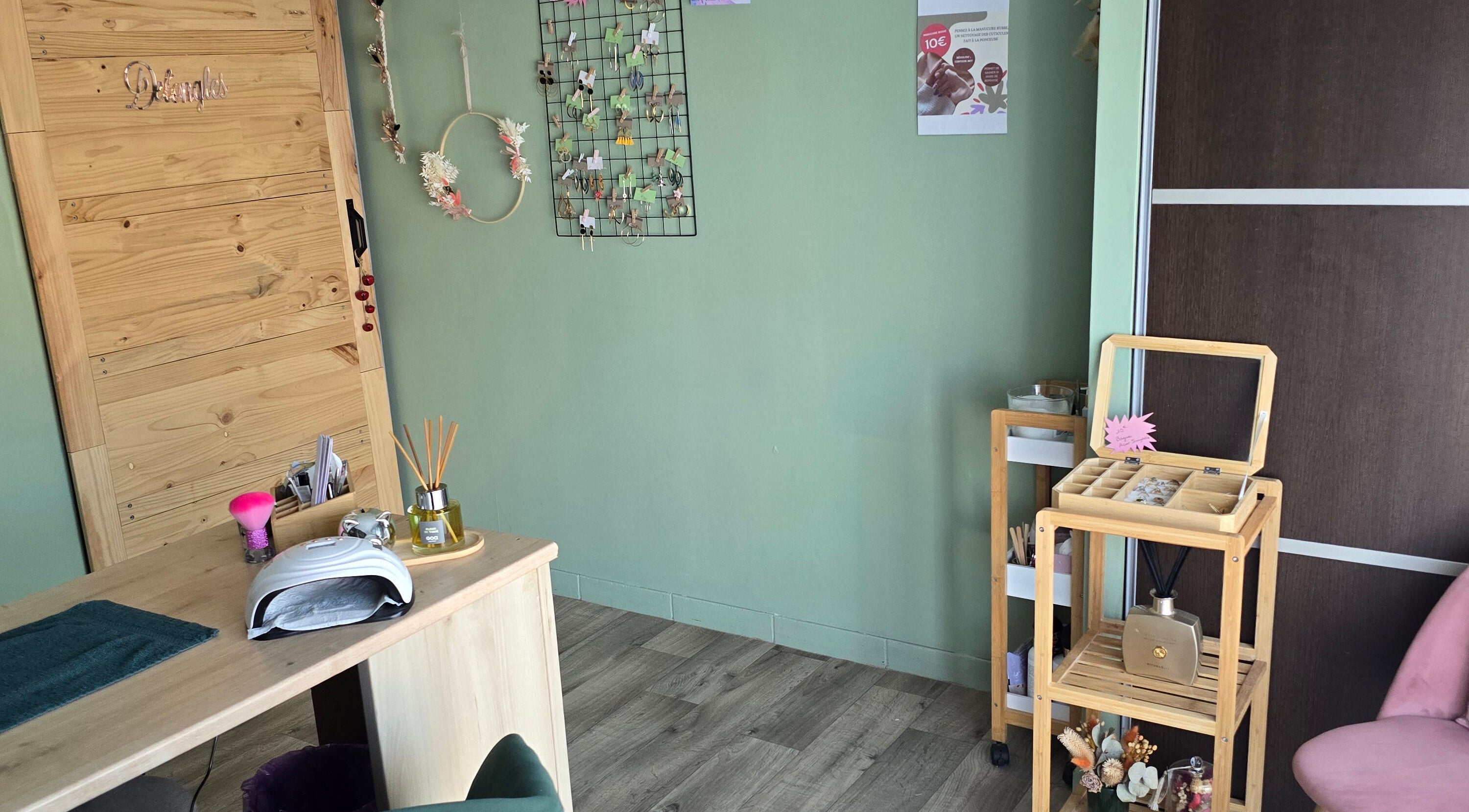 Intérieur de DEL'ONGLES à Fercé-sur-Sarthe, Pays De La Loire, FR, ambiance boisée et apaisante.