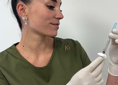 Profesional administrando tratamiento en Ro Perez Argüello, San Miguel De Tucumán, Tucumán, AR.