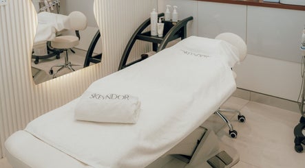 Relaxing spa treatment bed at Helin Eren Beauty Hair Spa, Dubai, Dubai, AE, offering luxurious wellness services.
