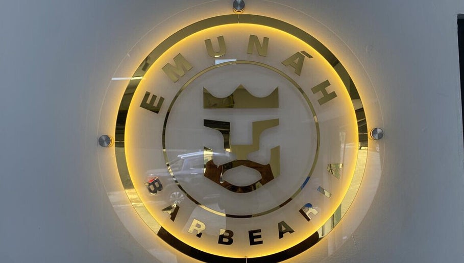 Logotipo da BARBEARIA EMUNÁH em São Paulo, São Paulo, BR, iluminado com design moderno e elegante.