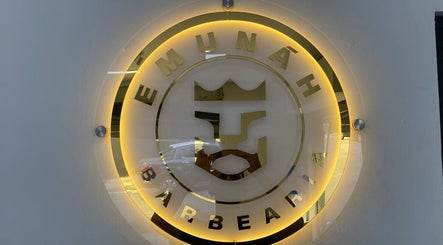 Logotipo da BARBEARIA EMUNÁH em São Paulo, São Paulo, BR, iluminado com design moderno e elegante.