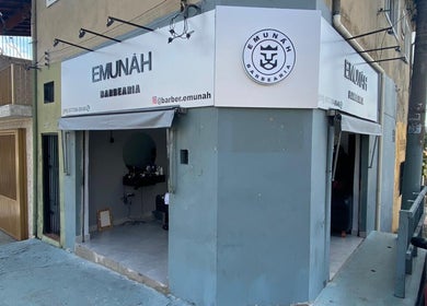 Fachada da BARBEARIA EMUNÁH em São Paulo, São Paulo, BR, mostrando uma entrada acolhedora.