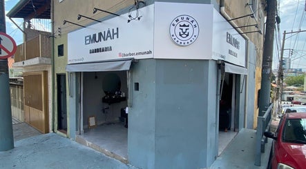Fachada da BARBEARIA EMUNÁH em São Paulo, São Paulo, BR, mostrando uma entrada acolhedora.