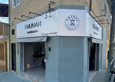 Fachada da BARBEARIA EMUNÁH em São Paulo, São Paulo, BR, elegante e acolhedora.