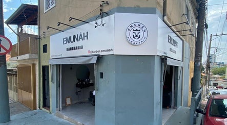 Fachada da BARBEARIA EMUNÁH em São Paulo, São Paulo, BR, elegante e acolhedora.