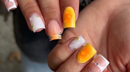 Manucure éclatante chez TIANABYLINAB, Agen, Nouvelle-Aquitaine, FR. Design ongles blanc et jaune.