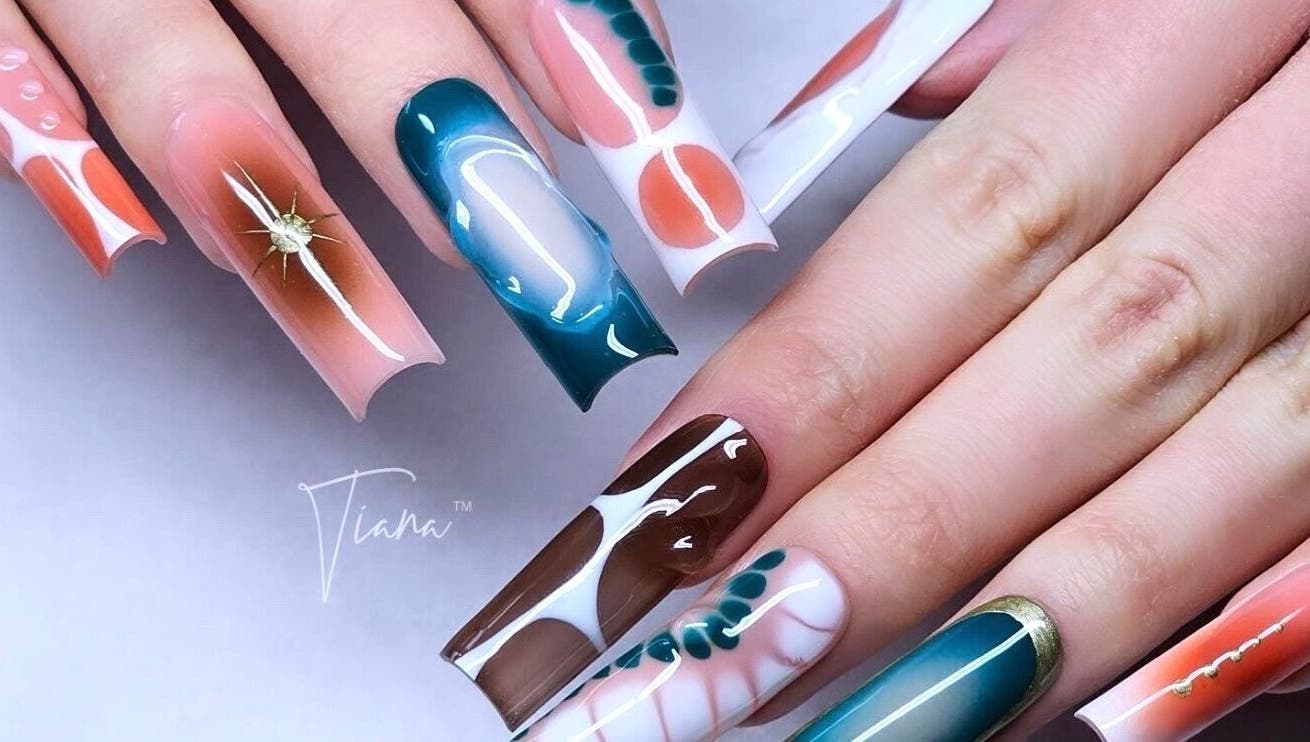 Manucure artistique chez TIANABYLINAB à Agen, Nouvelle-Aquitaine, FR, montrant ongles décorés colorés.