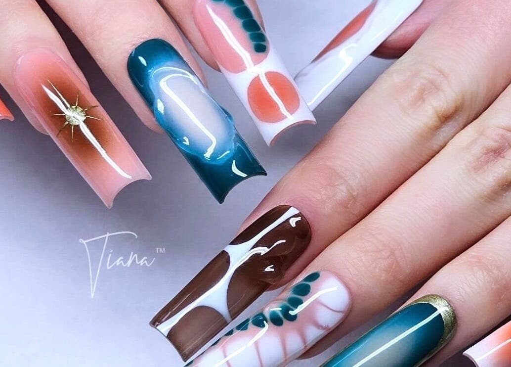 Manucure artistique chez TIANABYLINAB à Agen, Nouvelle-Aquitaine, FR, montrant ongles décorés colorés.