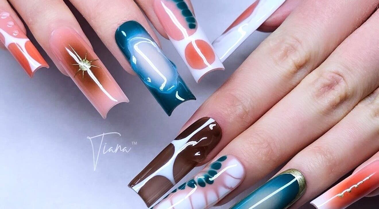 Manucure artistique chez TIANABYLINAB à Agen, Nouvelle-Aquitaine, FR, montrant ongles décorés colorés.