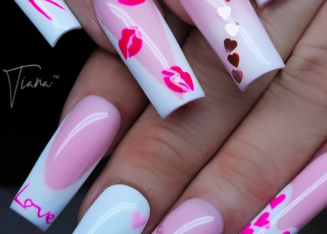 Nail art rose et blanc avec motifs coeurs et baisers chez TIANABYLINAB, Agen, Nouvelle-Aquitaine, FR.