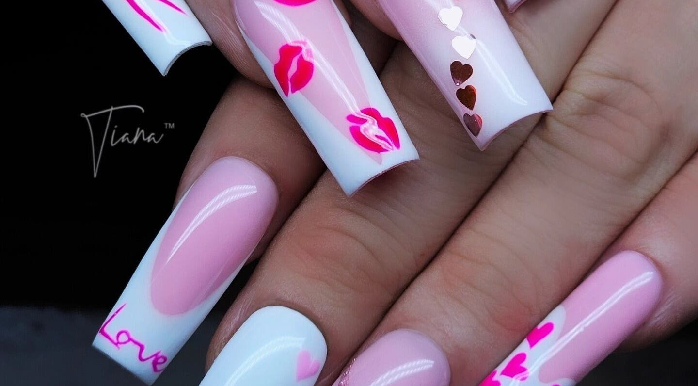 Nail art rose et blanc avec motifs coeurs et baisers chez TIANABYLINAB, Agen, Nouvelle-Aquitaine, FR.