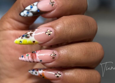 Design d'ongles créatif avec bijoux chez TIANABYLINAB à Agen, Nouvelle-aquitaine, FR.