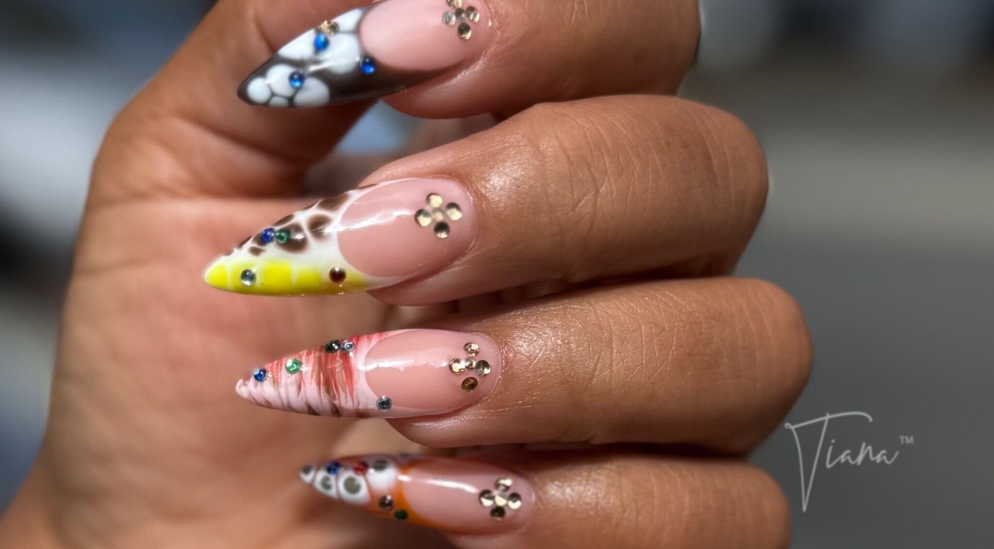 Design d'ongles créatif avec bijoux chez TIANABYLINAB à Agen, Nouvelle-aquitaine, FR.