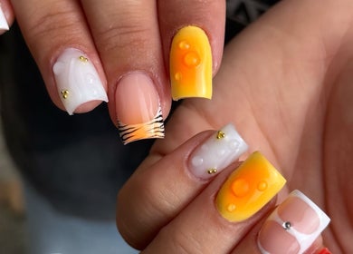 Design d'ongles moderne et coloré chez TIANABYLINAB à Agen, Nouvelle-Aquitaine, FR.
