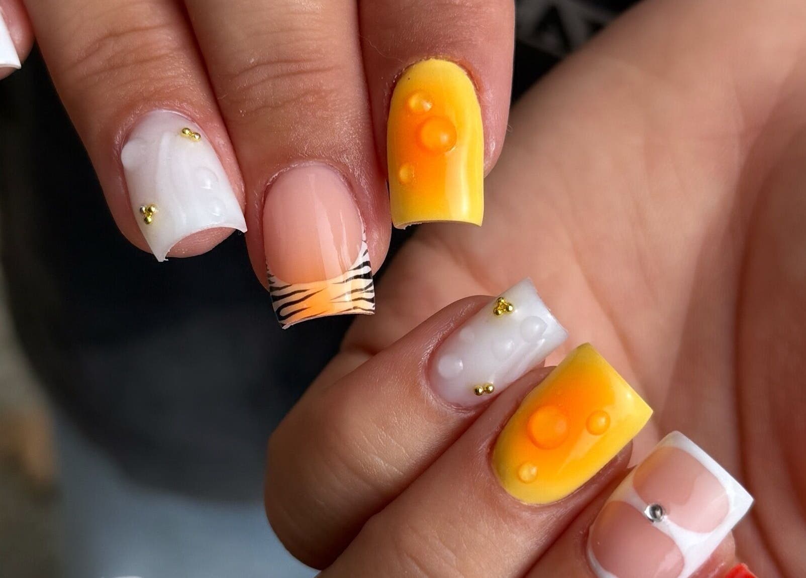 Design d'ongles moderne et coloré chez TIANABYLINAB à Agen, Nouvelle-Aquitaine, FR.