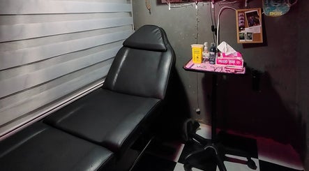 Relaxed tattooing setup at Needle Narratives, Cebu City, Central Visayas, PH showing a black chair and tools.