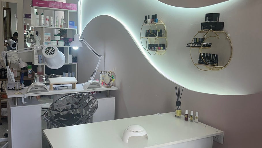 Interno elegante di L'angolo delle donne a Chiavari, Liguria, IT con area manicure moderna.