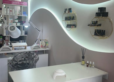 Interno elegante di L'angolo delle donne a Chiavari, Liguria, IT con area manicure moderna.
